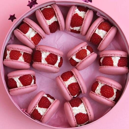 Подарочный набор макарун с малиной в подарок лучшей маме на Новый год