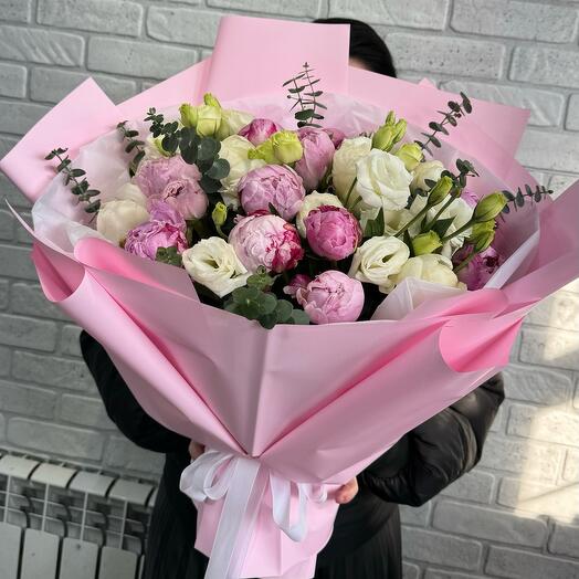 Bouquet of peonies and lisianthus