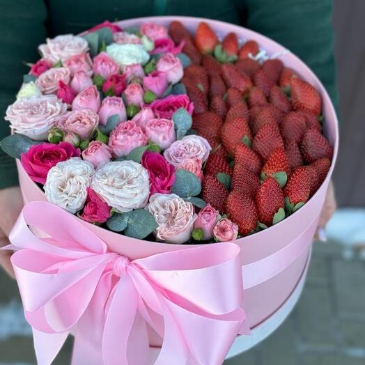 Цветы в коробке с клубникой