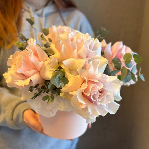Mono box of 5 delicate pink French roses with eucalyptus