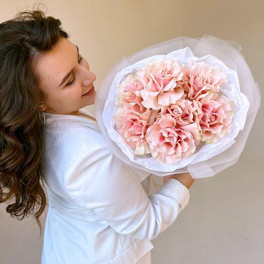 Monobucket of pink roses "Mondial"
