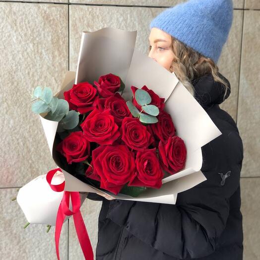 11 rosas rojas con eucalipto