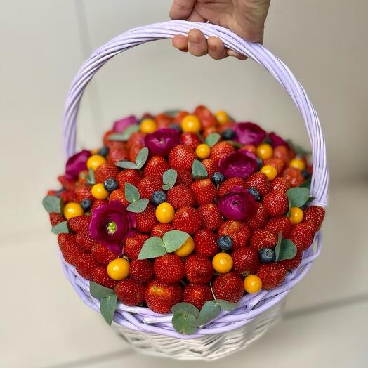 Большая корзина с клубникой и ягодами