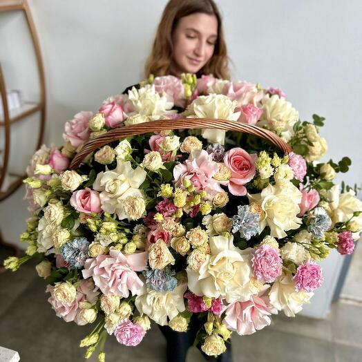 Роскошная корзина с цветами