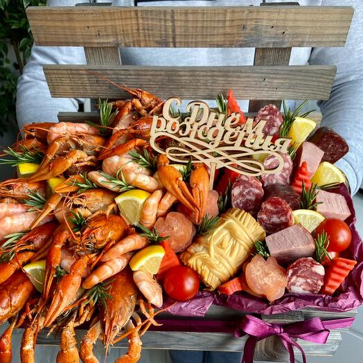 Большой ящик с морепродуктами и колбаской
