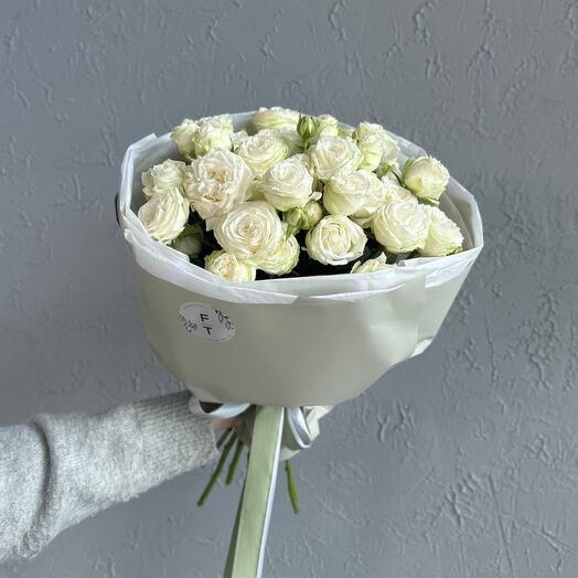 Белые кустовые розы в круглом букете