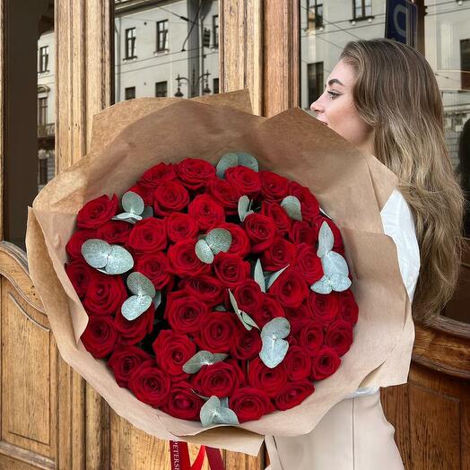 51 красная роза 60 см в крафте с Эвкалиптом