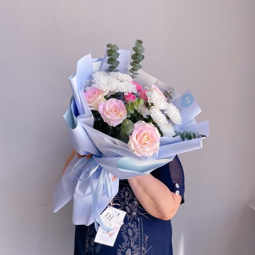 Букет из роз, эвкалипта, кустовых роз и х