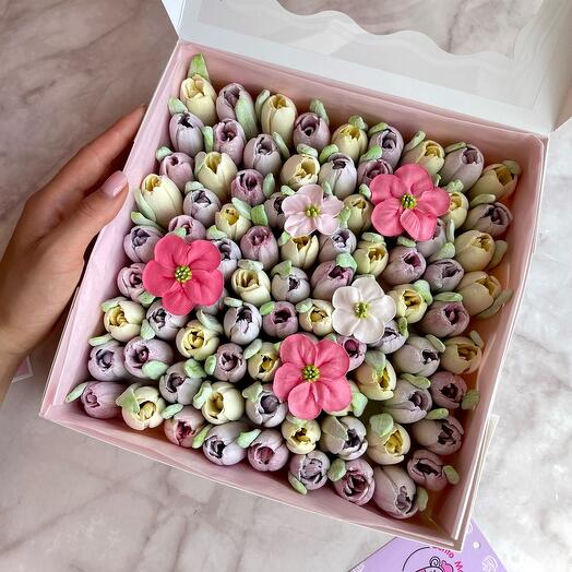 Marshmallow tulips in a box with rosehip flowers XL