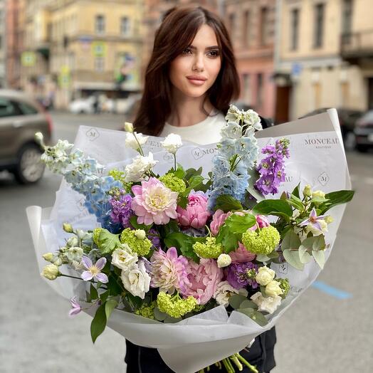 Авторский букет с пионами и георгинами