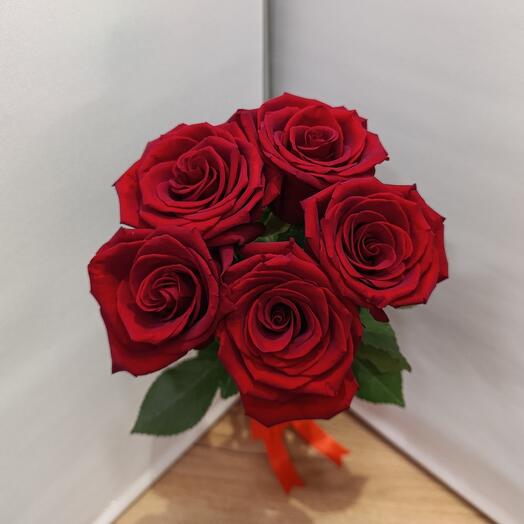 Ramo de rosas rojas largas y altas 5 piezas Ecuador. Ramo de rosas rojas largas y altas Premium 60-70cm, variedades Explorer