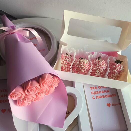 Set of chocolate bouquet and strawberries