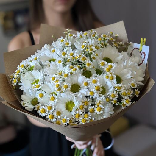 Букет из ромашек и кустовых. хризантем
