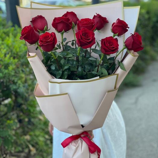 Букет алых роз для мамы