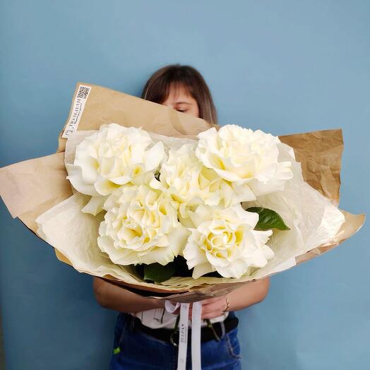 Elegante ramo de rosas francesas blancas en artesanía