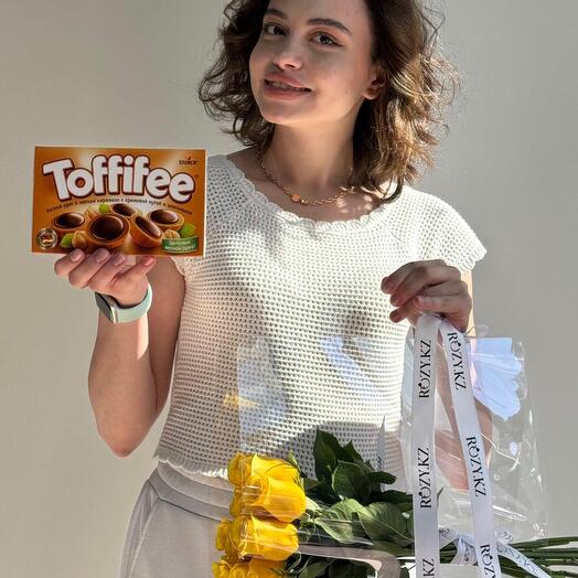 Композиция сумочки с розами и тоффифи