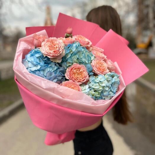 Необычный микс гортензий и пионовидных роз