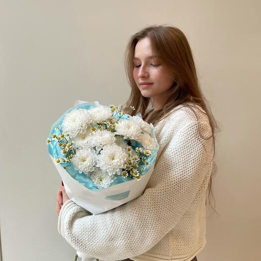 Букет «Легкость»   из хризантем и ромашек