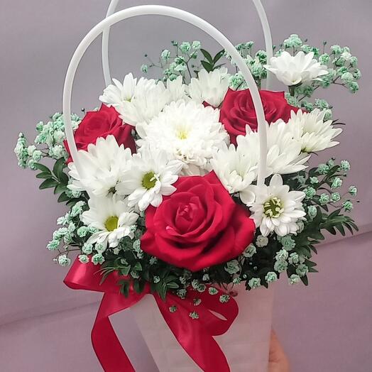 Корзина с красными розами
