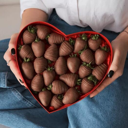 Набор клубники в шоколаде в форме сердца, 25 шт