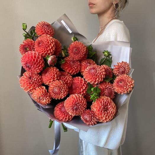 Пышный букет георгин. dahlias