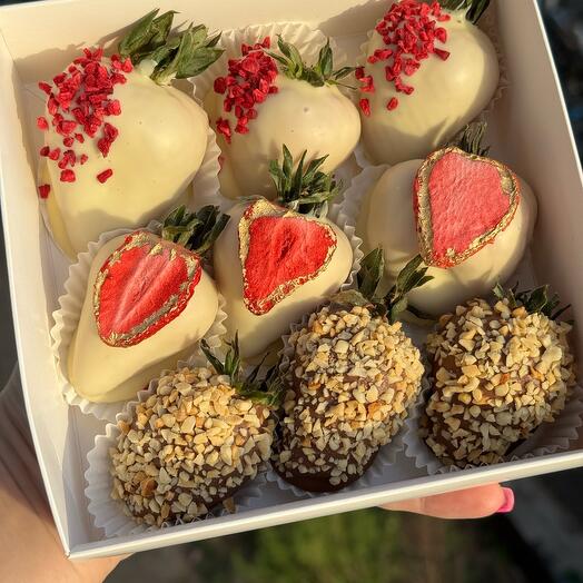 Chocolate-covered strawberries "Bright Summer"
