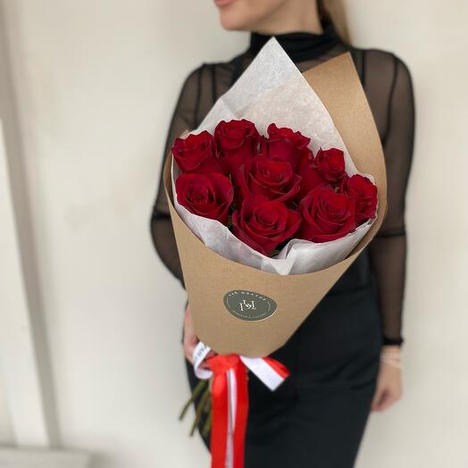 9 rosas rojas en una bolsa