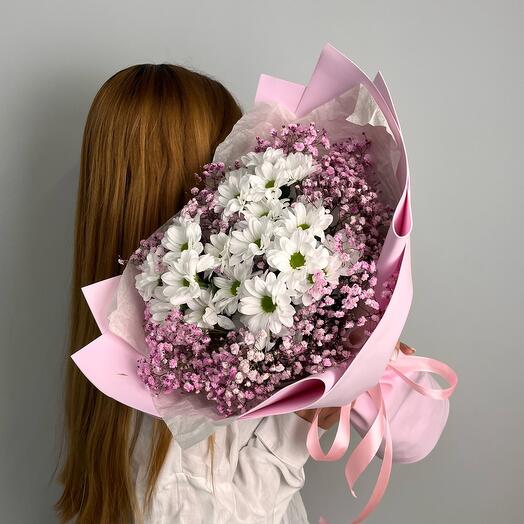 Playful bouquet of Gypsophila and chamomile