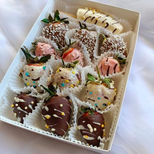 Набор клубники в шоколаде с бананом