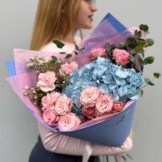 Букет «Love is»(гортензия, пионовидная роза, диантусы, хамелациум и эвкалипт)