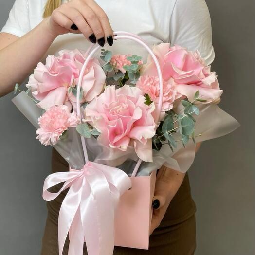 Нежная сумочка с французской розой,диантусом и эвкалиптом