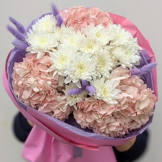 Букет с гортензиями и хризантемой "Сливочная лаванда"