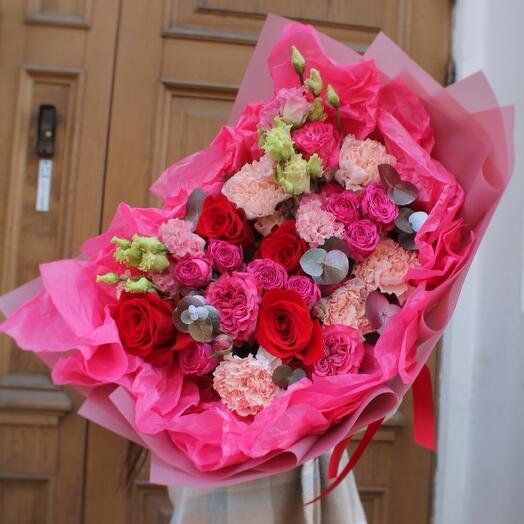 30. Букет «Малиновый микс» с пионовидной розой и диантусами на 14 февраля