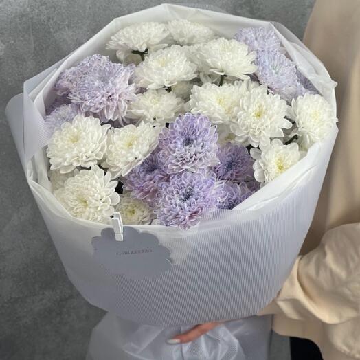 Monobucket made of white and lavender chrysanthemums