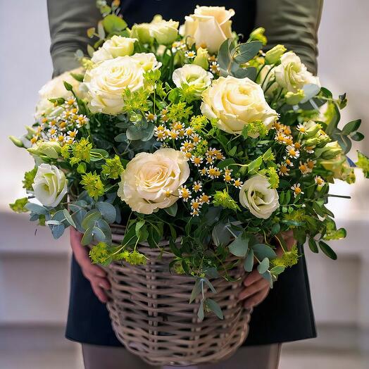 Cesto de Rosas y flores blancas