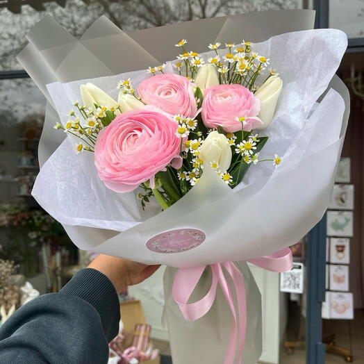 Lalə və ranunkulus qarışığı