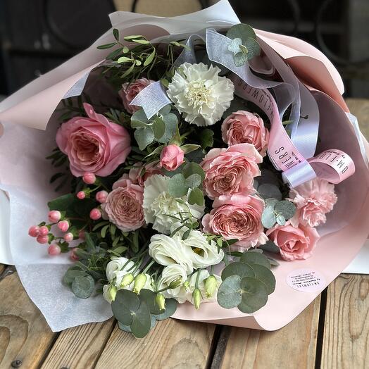 Букет с пионовидными розами и эустомой