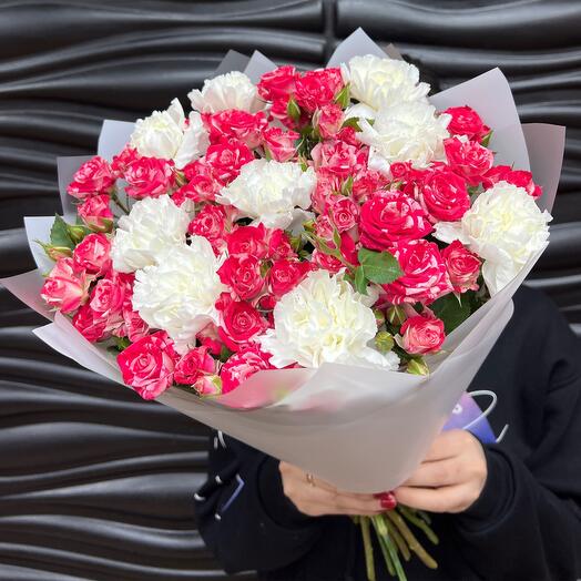 Bouquet of bush roses and white dianthus