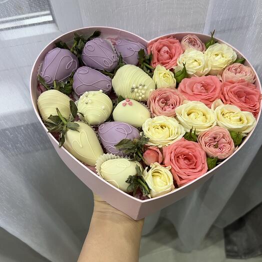 Сердце с клубникой в шоколаде и цветами