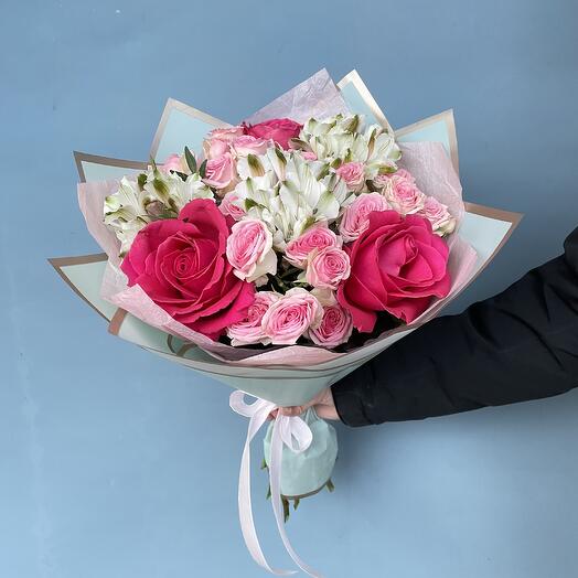 Букет роз с альстромерией