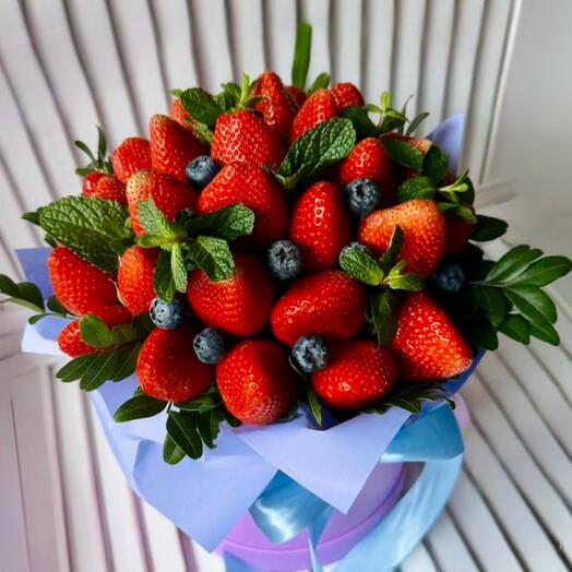 Клубника в шляпной коробке букет из клубники