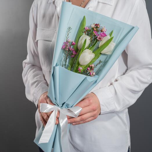 3 белых тюльпана с зеленью в дизайнерской упаковке