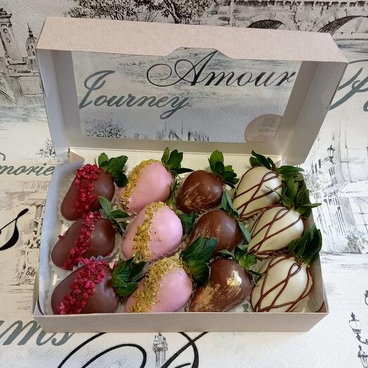 Chocolate Covered strawberries Assorted 12 pieces