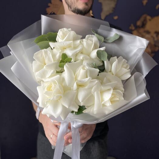 Белая французская роза 7 шт с эвкалиптом