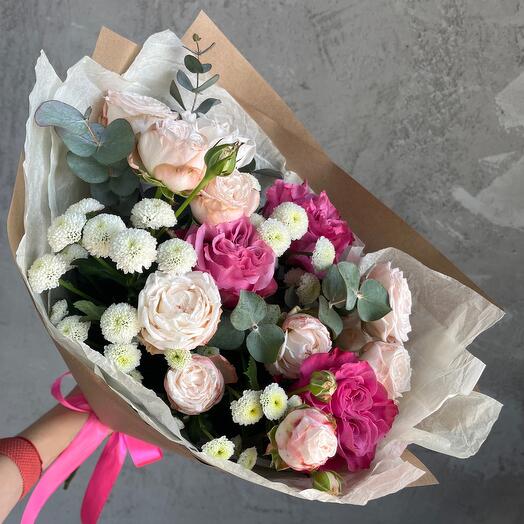 Elegante ramo prefabricado moderno con rosas y crisantemos "Érase una vez en un cuento de hadas"