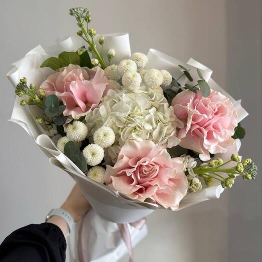 Delicado ramo con hortensias y rosas💕