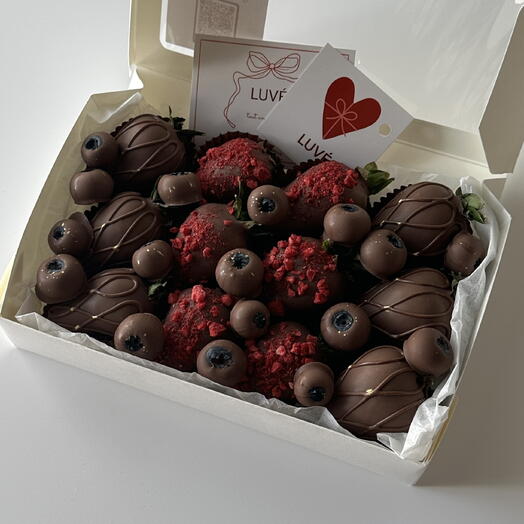 Strawberries and blueberries in premium milk chocolate, 12