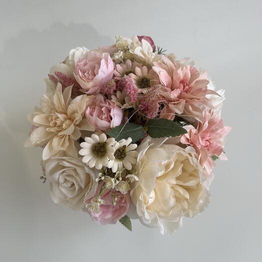 Композиция из искусственных цветов от Flora Decora