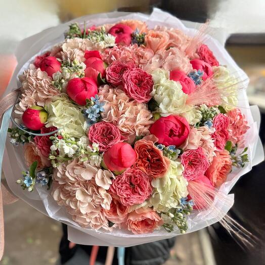Букет с коралловыми пионами