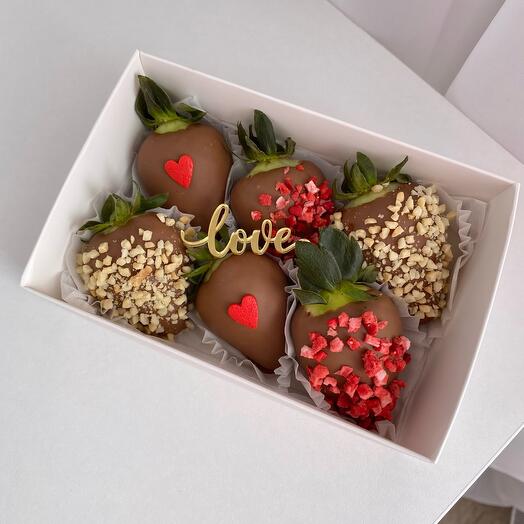 Клубника в молочном шоколаде 6 ягод love для любимой девушки, жены